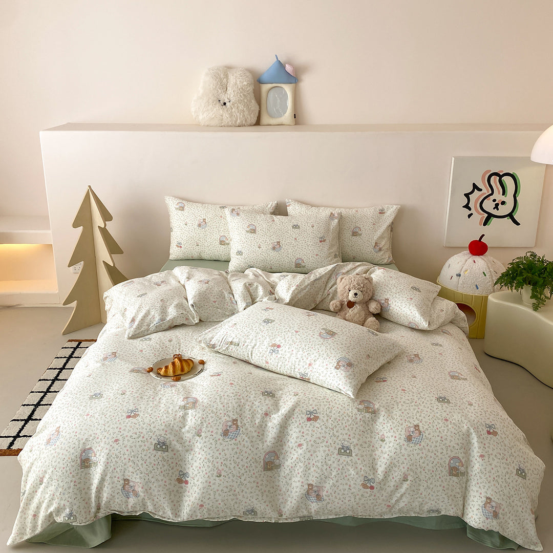 Child-friendly cotton satin bedding set with cute bear and heart print