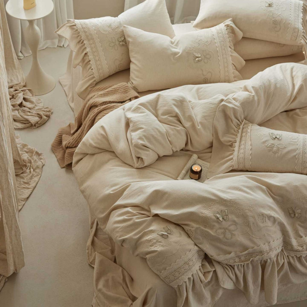 Romantic bedding set with ruffled hem, embroidery and frilled bed skirt