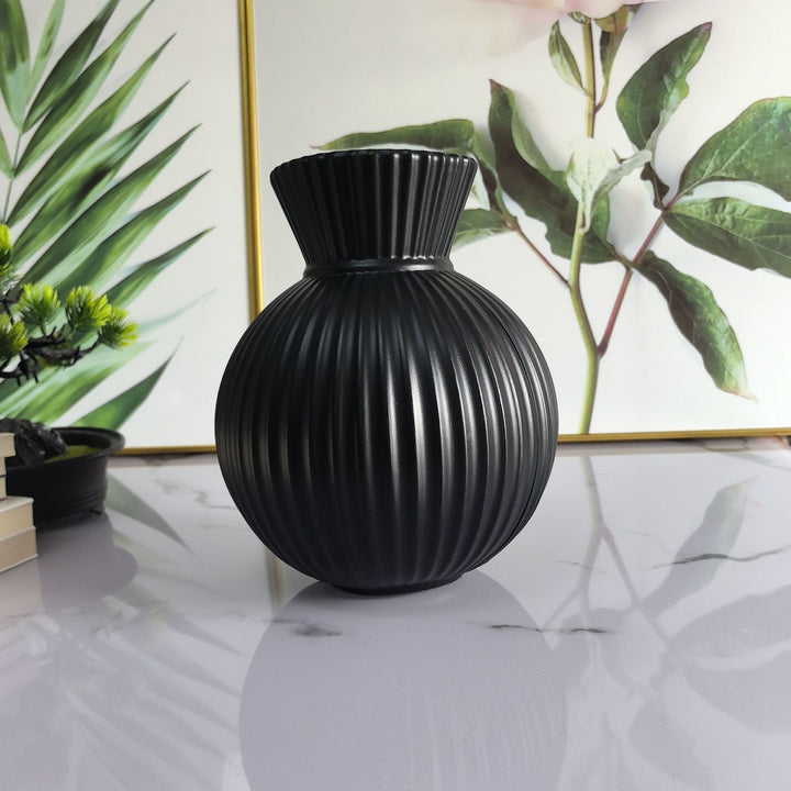 Elegant Ribbed Ceramic Vase Kalsten
