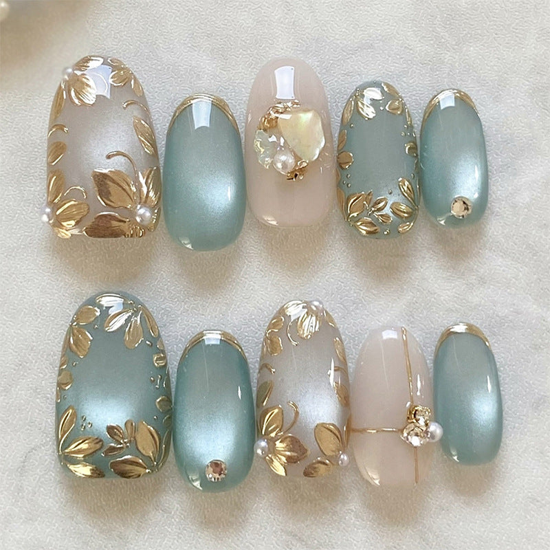 Artificial nail set with floral gold embellishments Kalsten