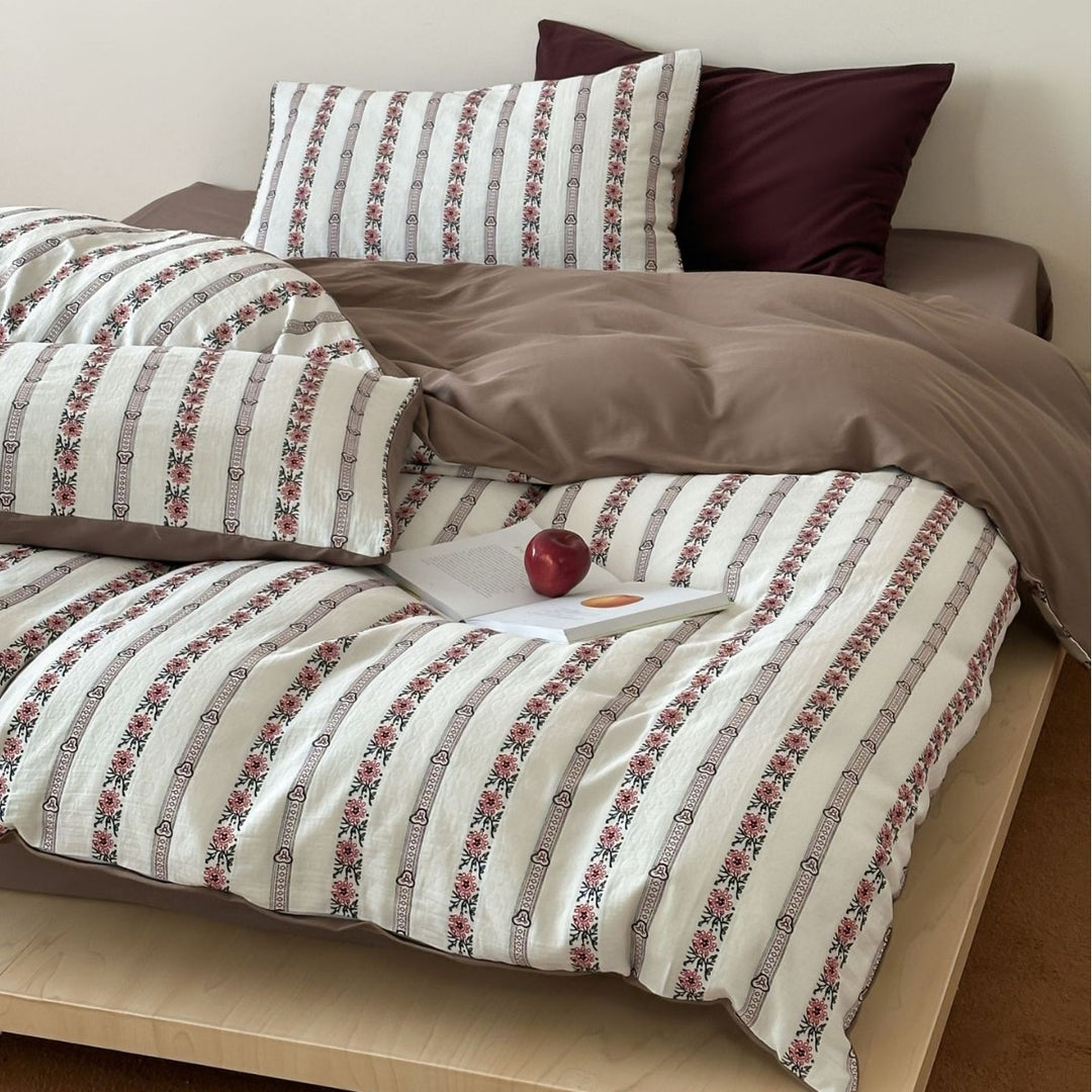 Breathable cotton bedding set with striped floral border and fitted sheet