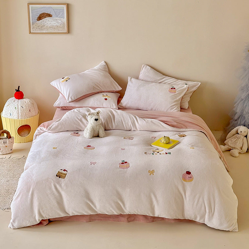 Bedding set with embroidered cupcake motifs and soft cotton blend