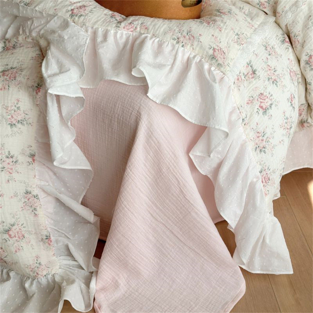 Romantic bedding set made of cotton-linen with delicate ruffles and floral pattern