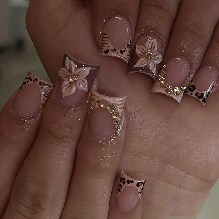 Artificial nail set with floral embellishments and elegant glitter details Kalsten