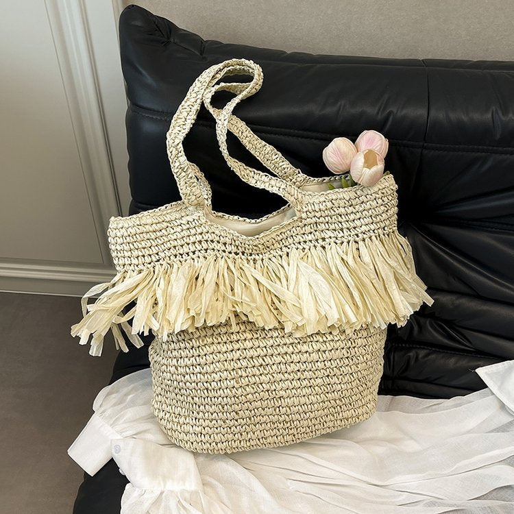 Straw bag with fringes and modern details Kalsten