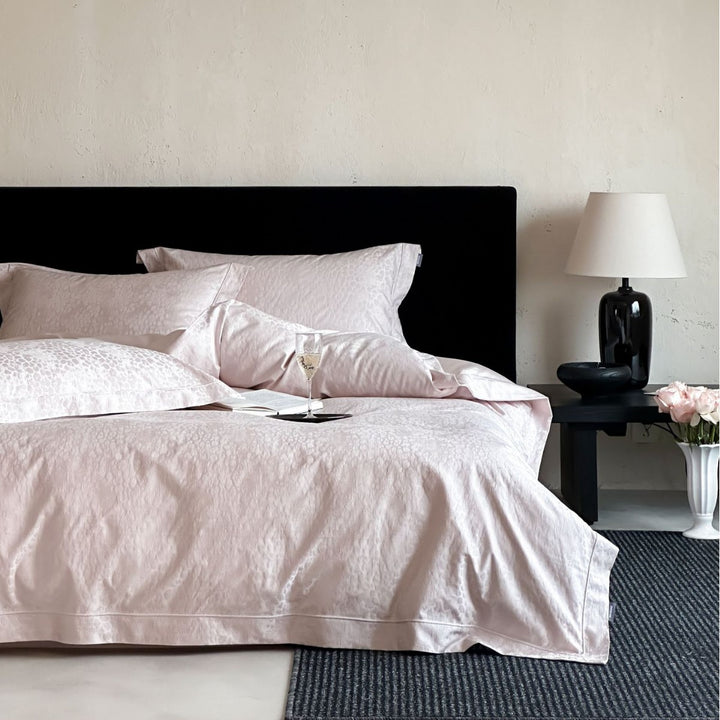 Reversible cotton satin bedding set with fine structure and hotel closure