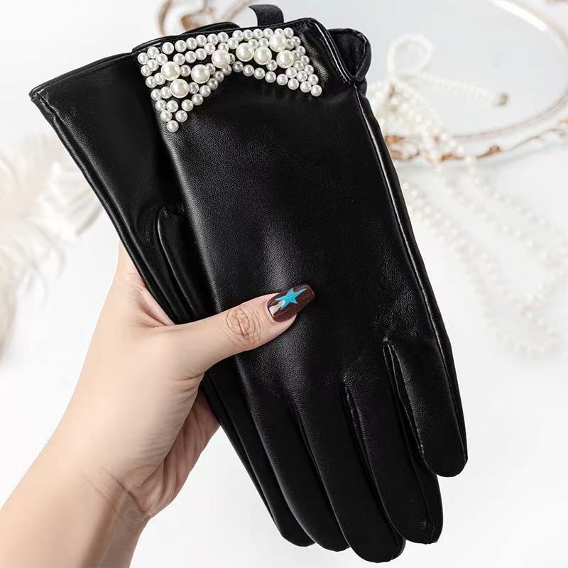 Elegant Leather Gloves with Chain Detail Kalsten