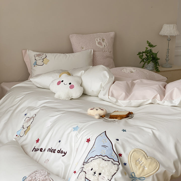 Children's bedding set with embroidered appliqués and plush 3D cat decoration