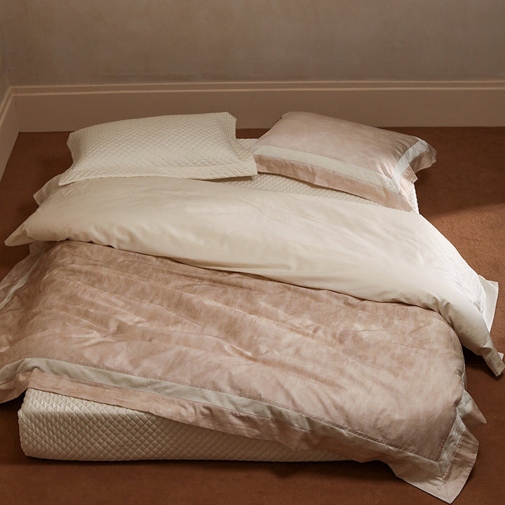 Bedding set made of cotton percale with a light crinkle texture and decorative ruffle