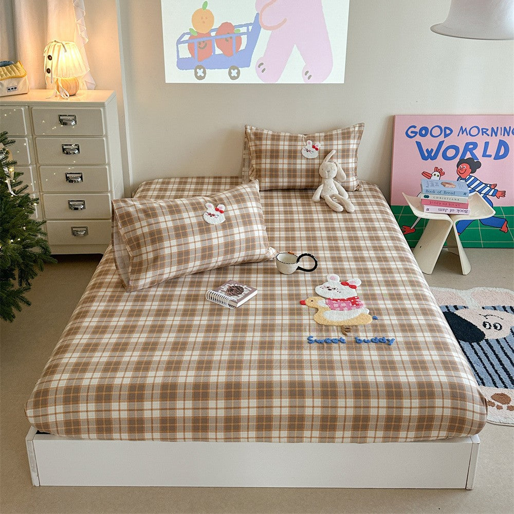 Checked cotton bedding set with embroidered bear appliqué and fitted sheet
