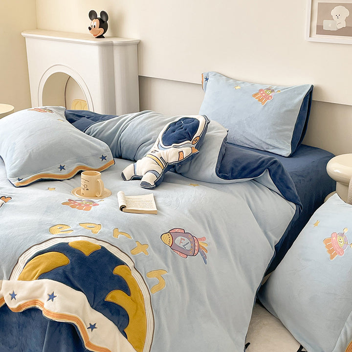 Cozy reversible duvet cover set with astronaut appliqué and velour lining