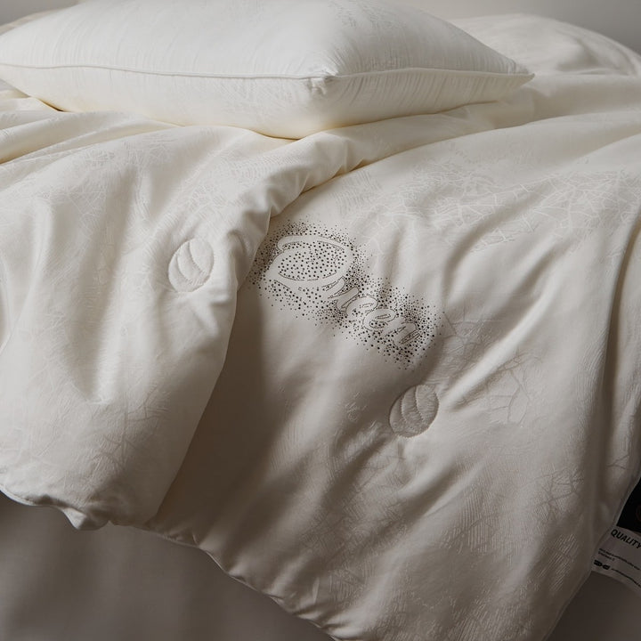 Quilted comfort duvet with fine jacquard structure and decorative button quilting