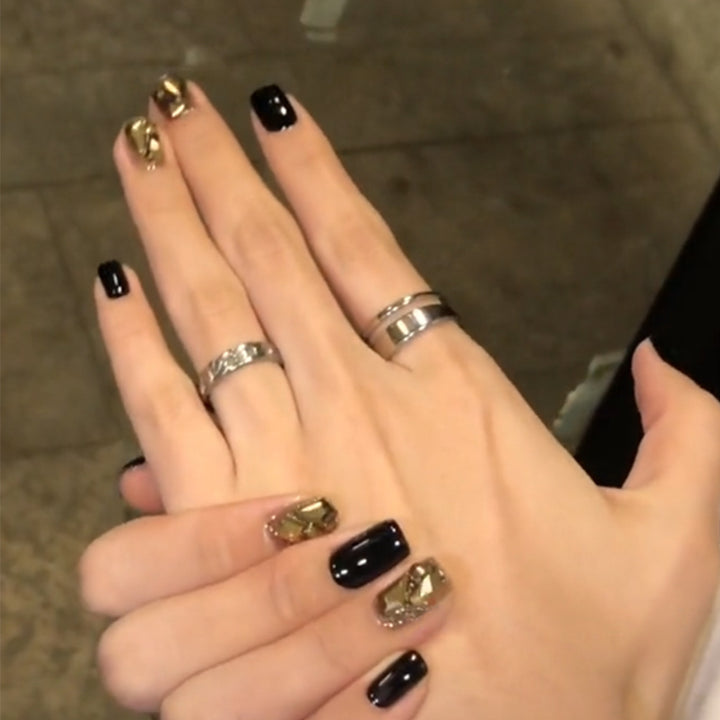 Artful nail art with luxurious glitter design Kalsten
