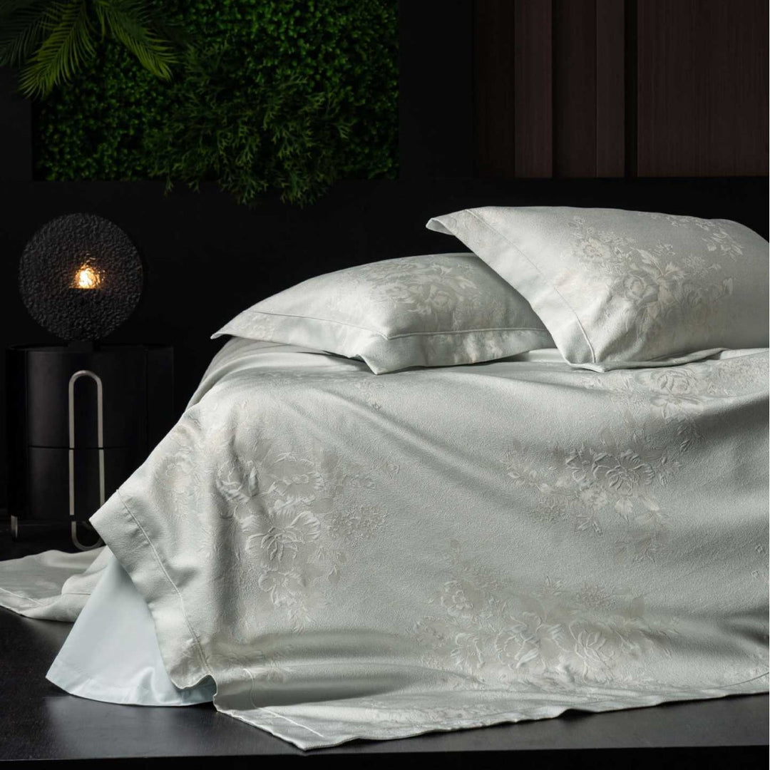 Elegant jacquard bedding set with floral relief and quilted bedspread