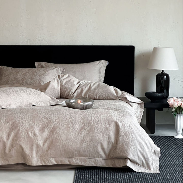 Reversible cotton satin bedding set with fine structure and hotel closure