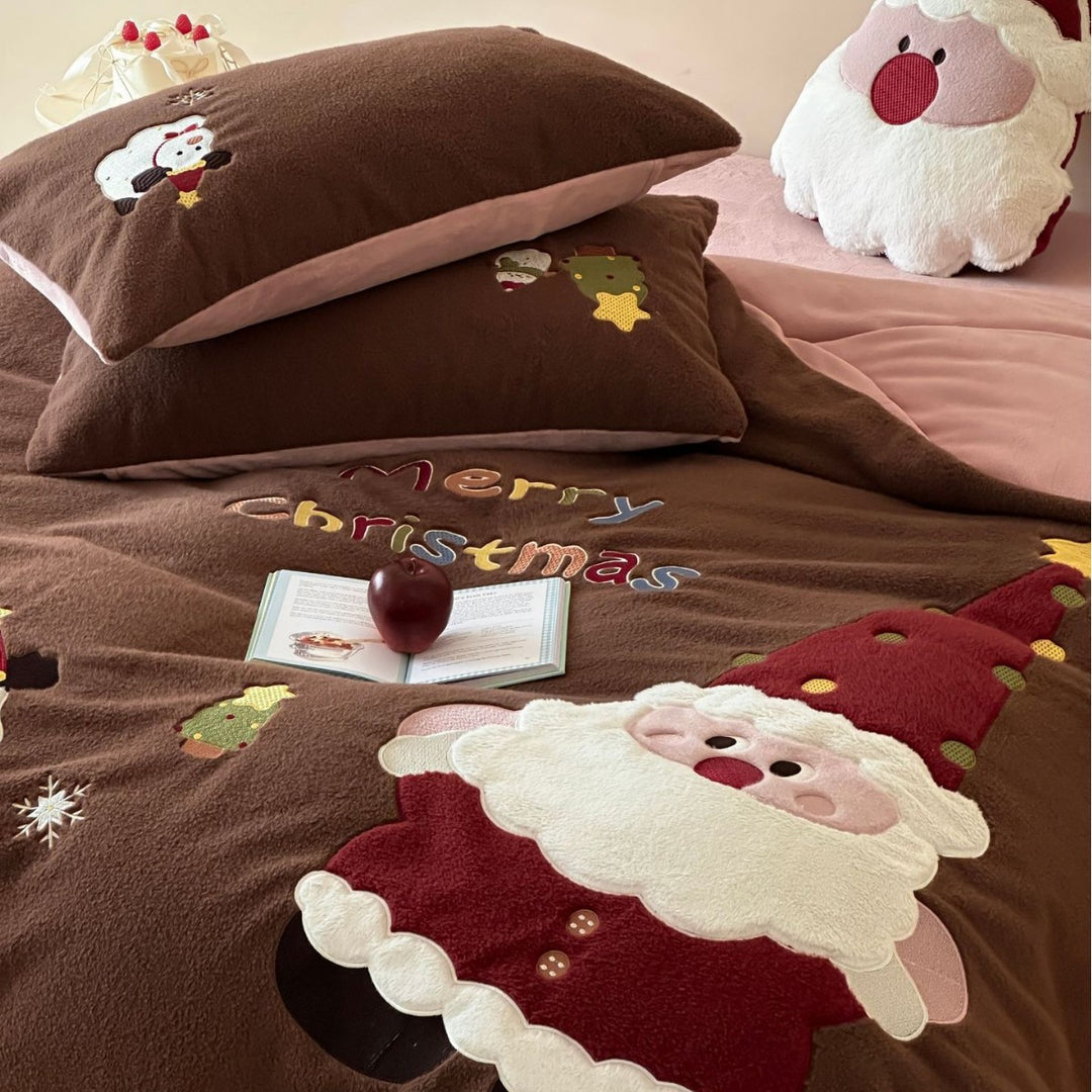 Soft microfleece bedding set with festive appliqués and reversible function