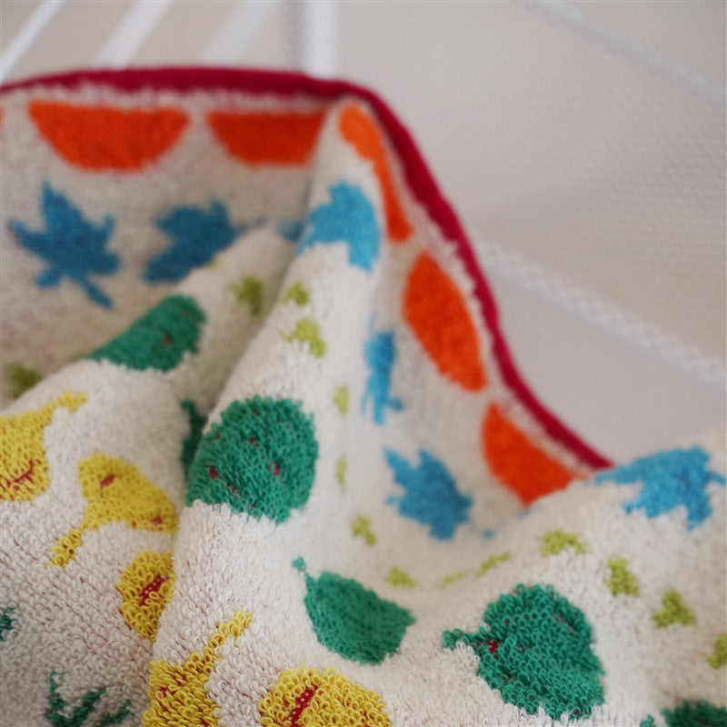 Highly absorbent terry kitchen towel with cheerful vegetable and flower design