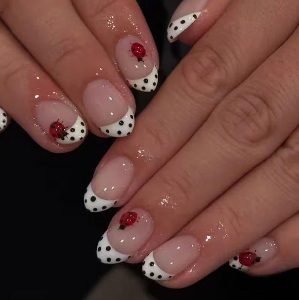 Ladybug-Themed Acrylic Nail Art Kalsten