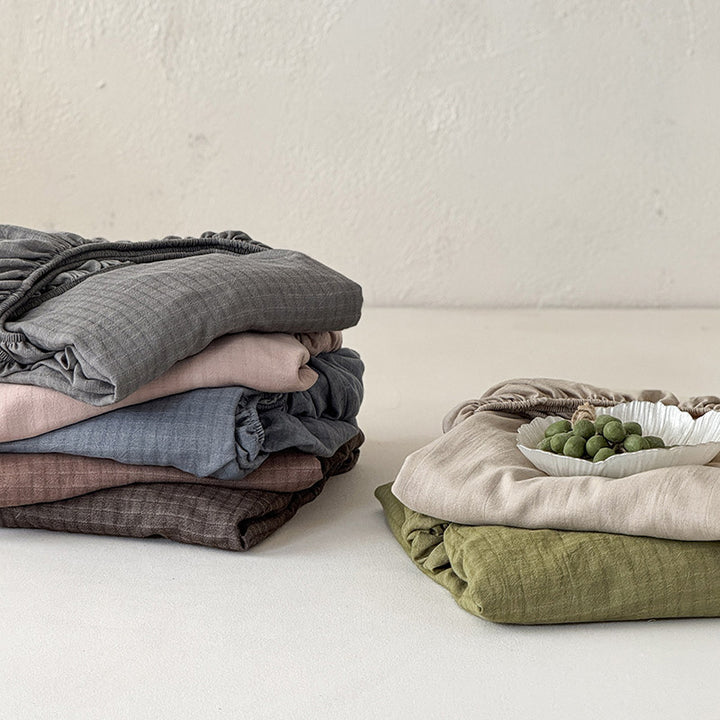 Elastic fitted sheet made of cotton jersey with deep pocket and stretchy all-around elastic