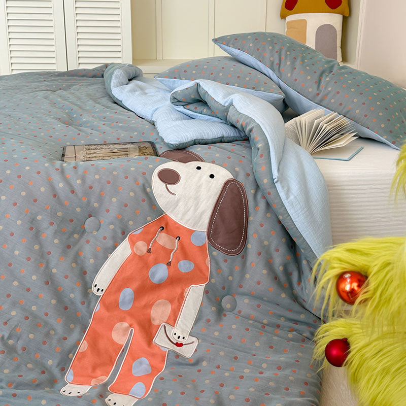 Children's quilt set with appliquéd dog motif and polka dot pattern