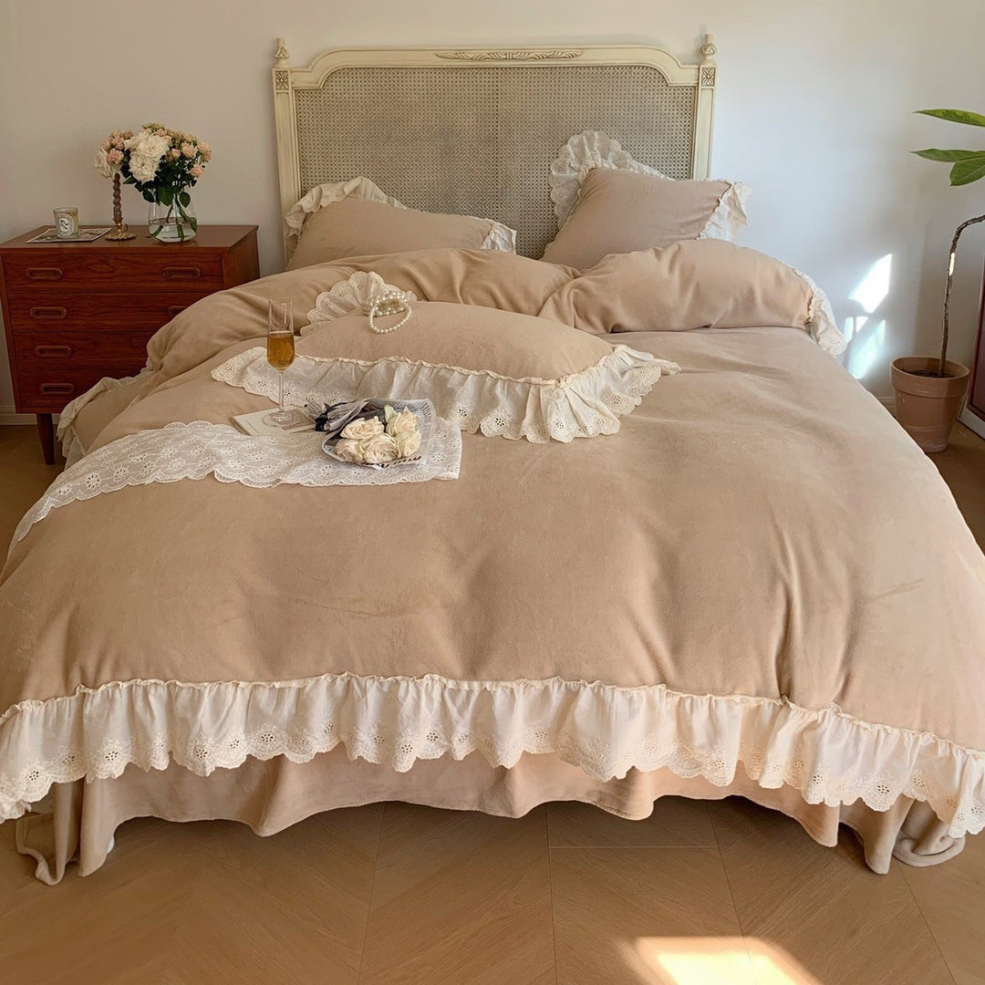 Cozy microfleece bedding set in vintage cottage style with cotton lace trim