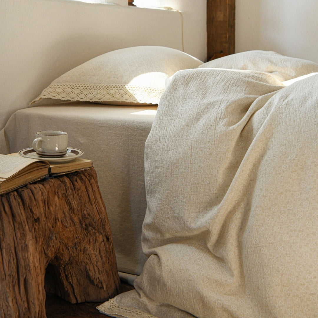 High-quality linen bedding set with lace trim & fitted sheet