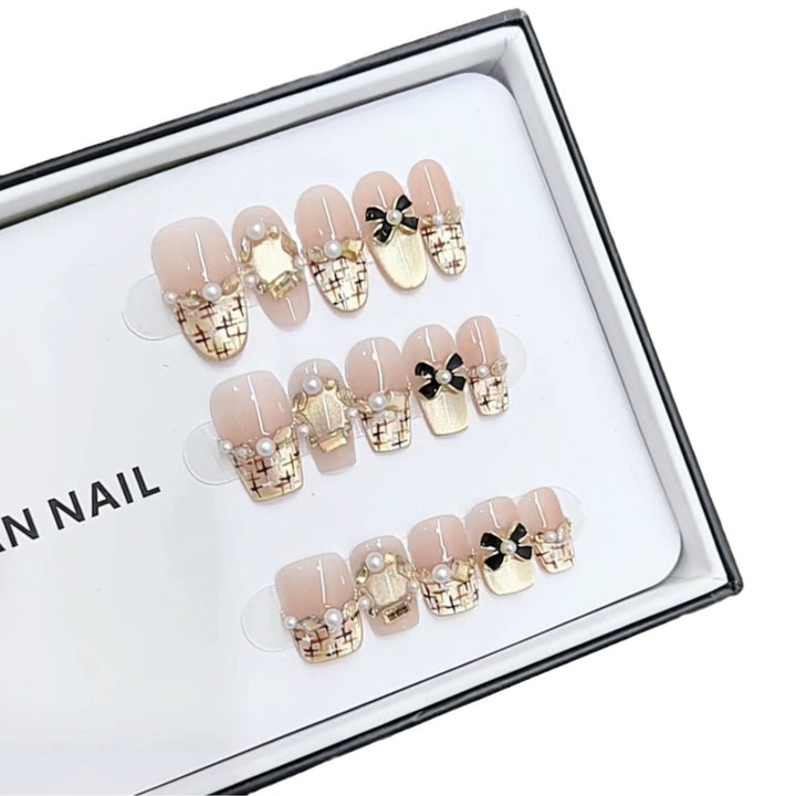 Luxe Decorative Press-On Nail Art Set Kalsten