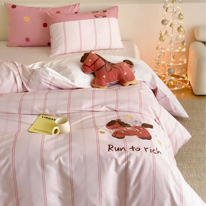 Children's bedding set with striped design and appliquéd horse motif