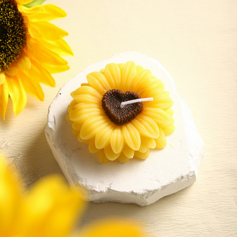 Decorative Sunflower-Shaped Scented Soy Candle with Heart-Center and Cotton Wick