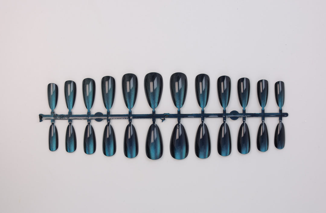 Artificial nail set with shimmering designs Kalsten