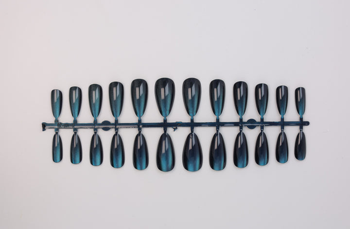 Artificial nail set with shimmering designs Kalsten