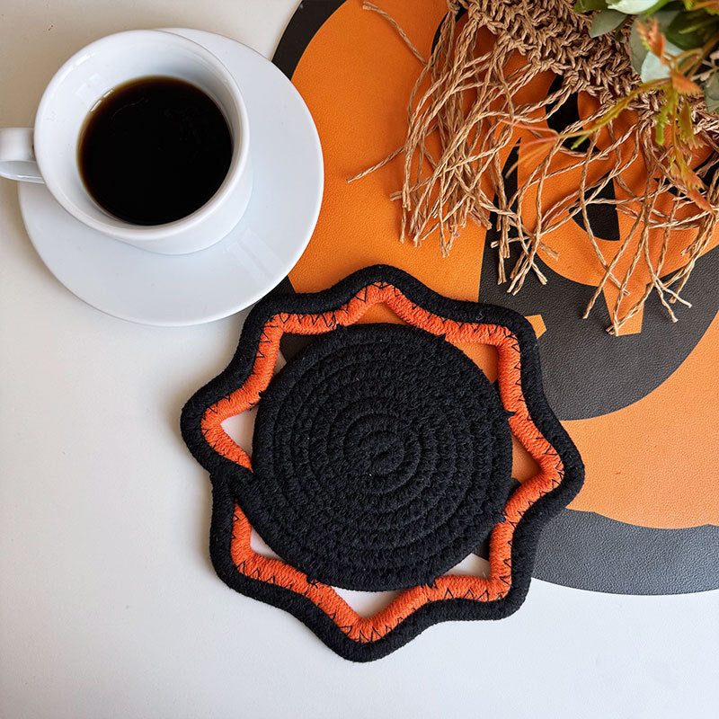 Braided cotton placemat with wavy edge and decorative contrast border
