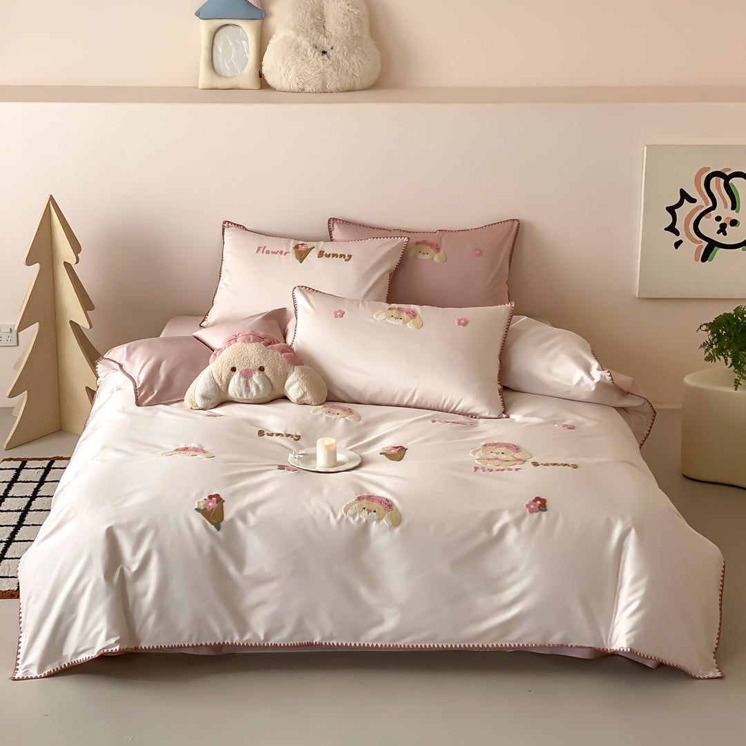 Bedding set made of cotton satin with embroidered cat appliqués and decorative piping