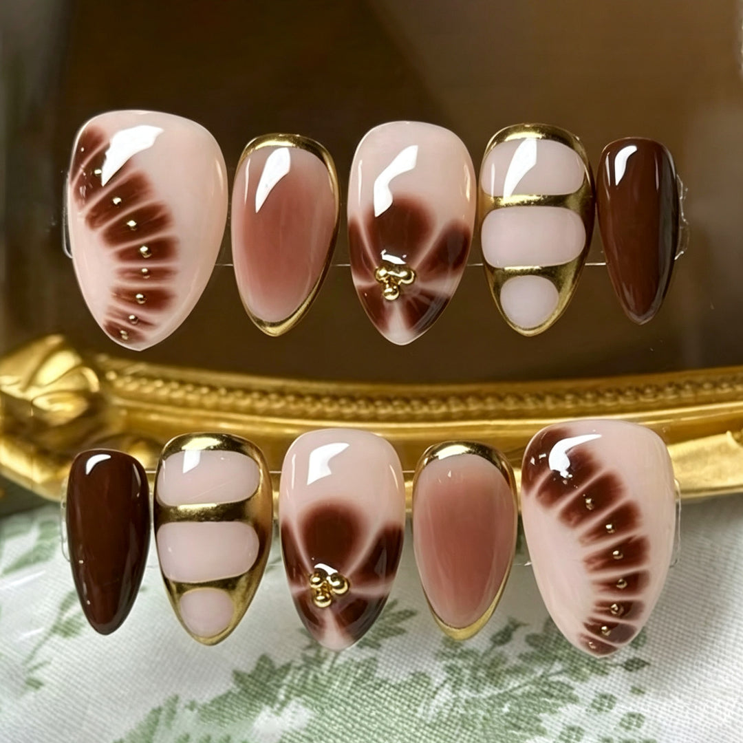 Elegant Decorative Press-On Nail Art Set with Gold Accents Kalsten