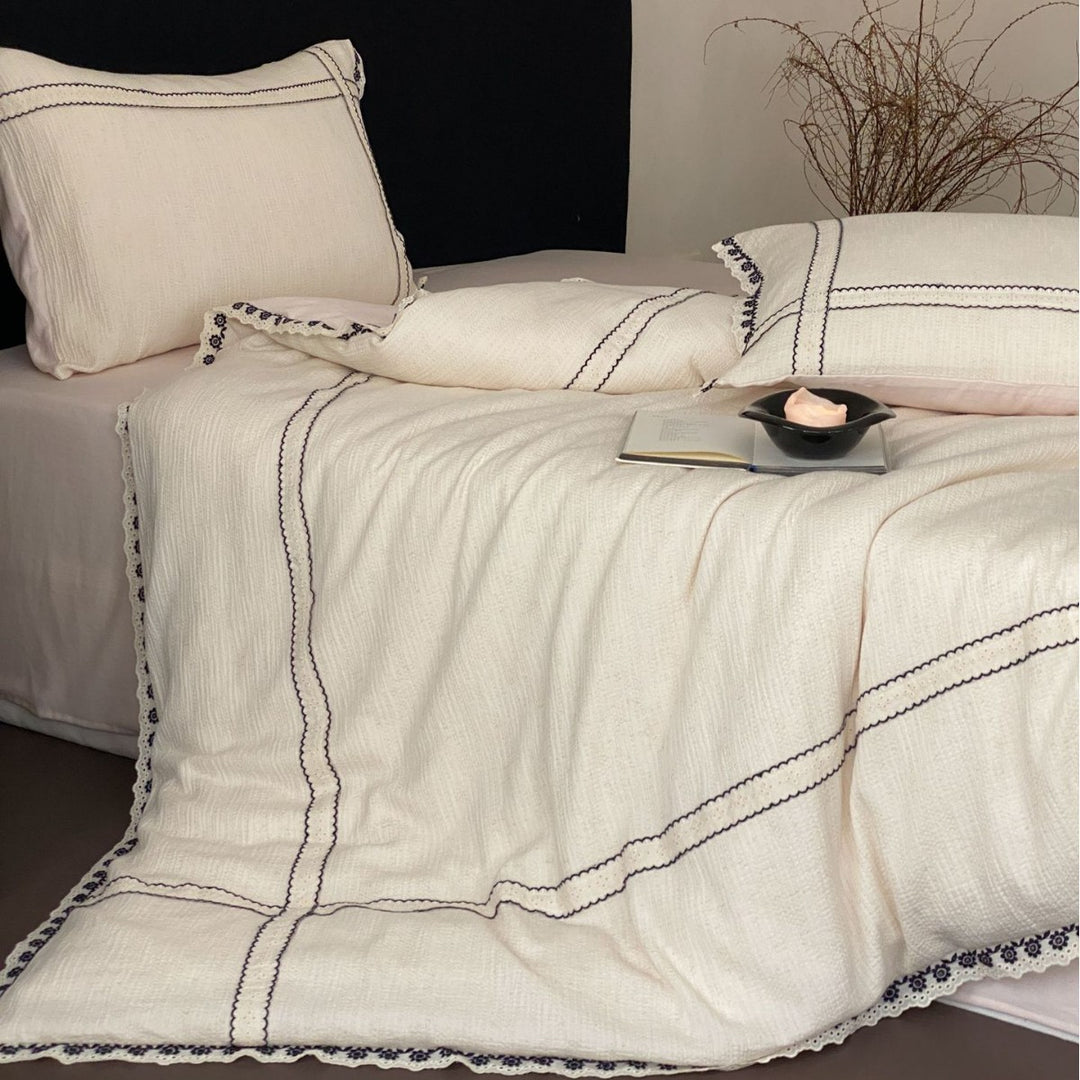Bedding set made of cotton gauze with crocheted lace edge and decorative seams