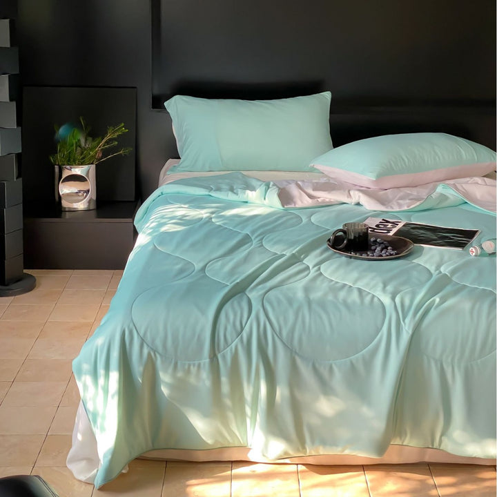 Light quilted blanket made of microfiber satin, breathable and hypoallergenic