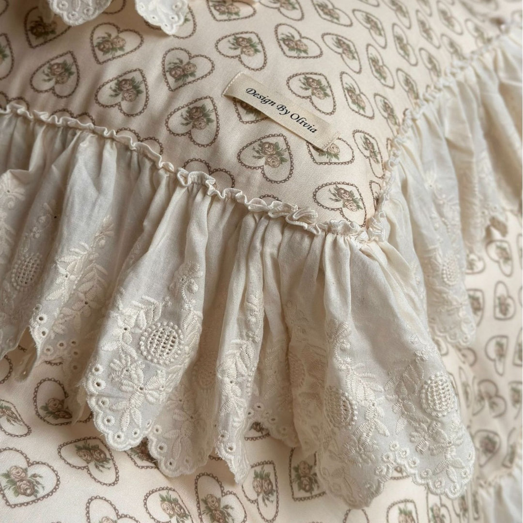 Pillowcase with lace ruffle and romantic heart flower print