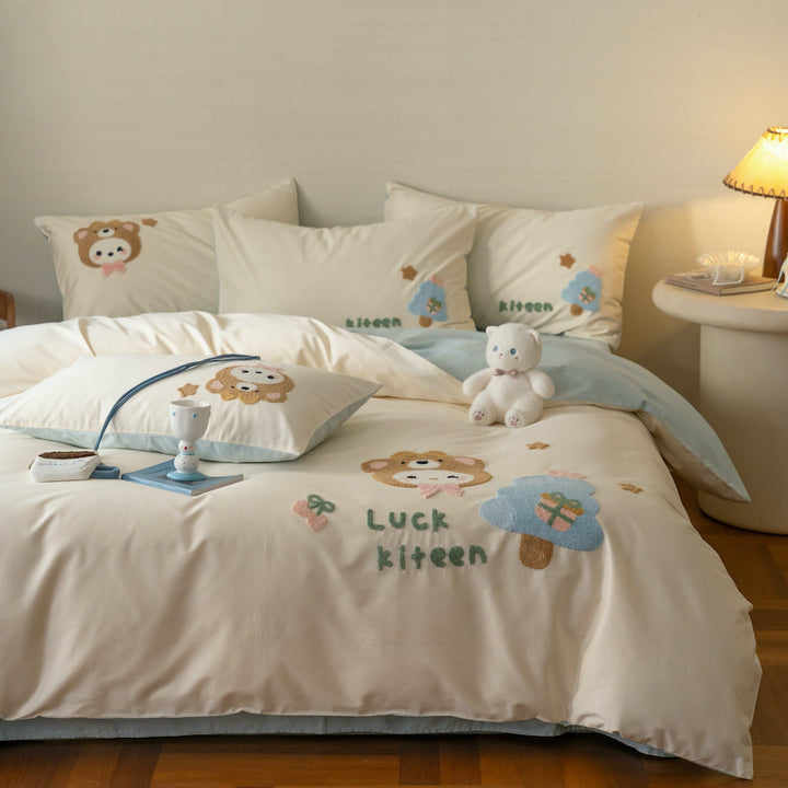 Children's bedding set with embroidered bear and mushroom appliqués made of cotton satin