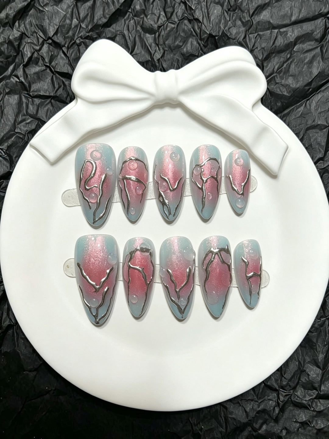 Artistic Press-On Nail Art Set with Modern Metallic Accents