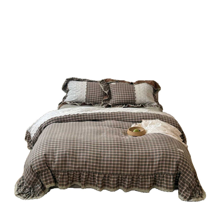 Padded bedding set with check pattern and lace frills