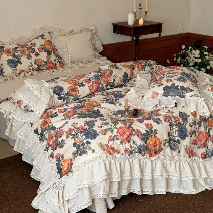 Bedding set in cotton-linen shabby-chic with ruffled bed skirt, crochet lace, and large floral print