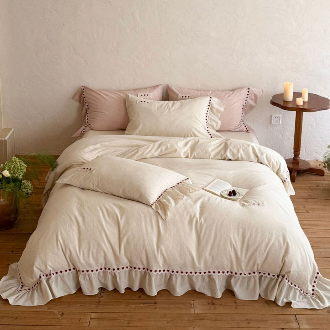 Romantic ruffled bedding set made of cotton with heart-shaped border