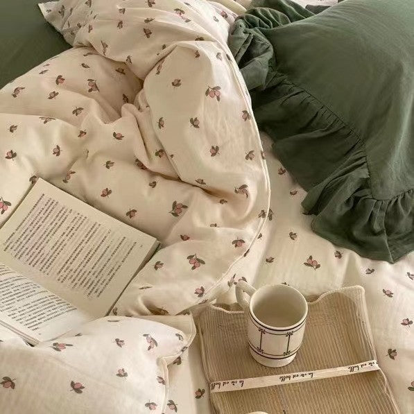Cotton bedding set with delicate floral pattern and decorative ruffle