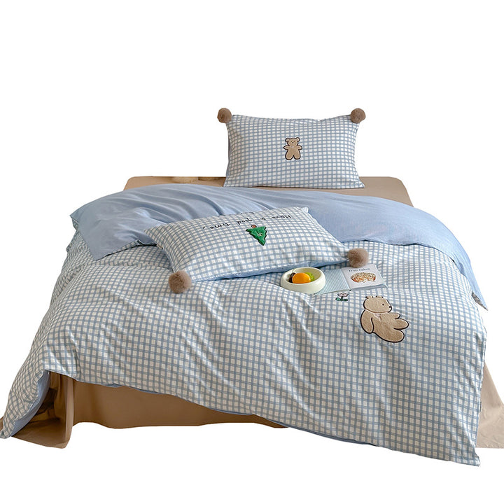 Children's bedding set made of cotton percale with check pattern, bear appliqué and pompom corners