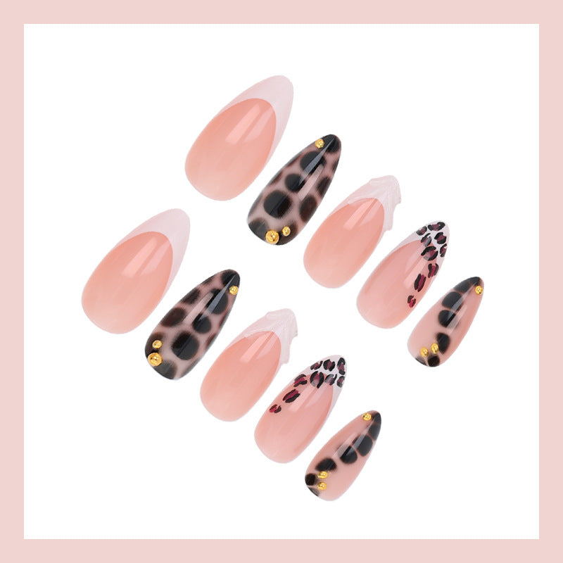 Nail art set with trendy leopard patterns and elegant accents Kalsten
