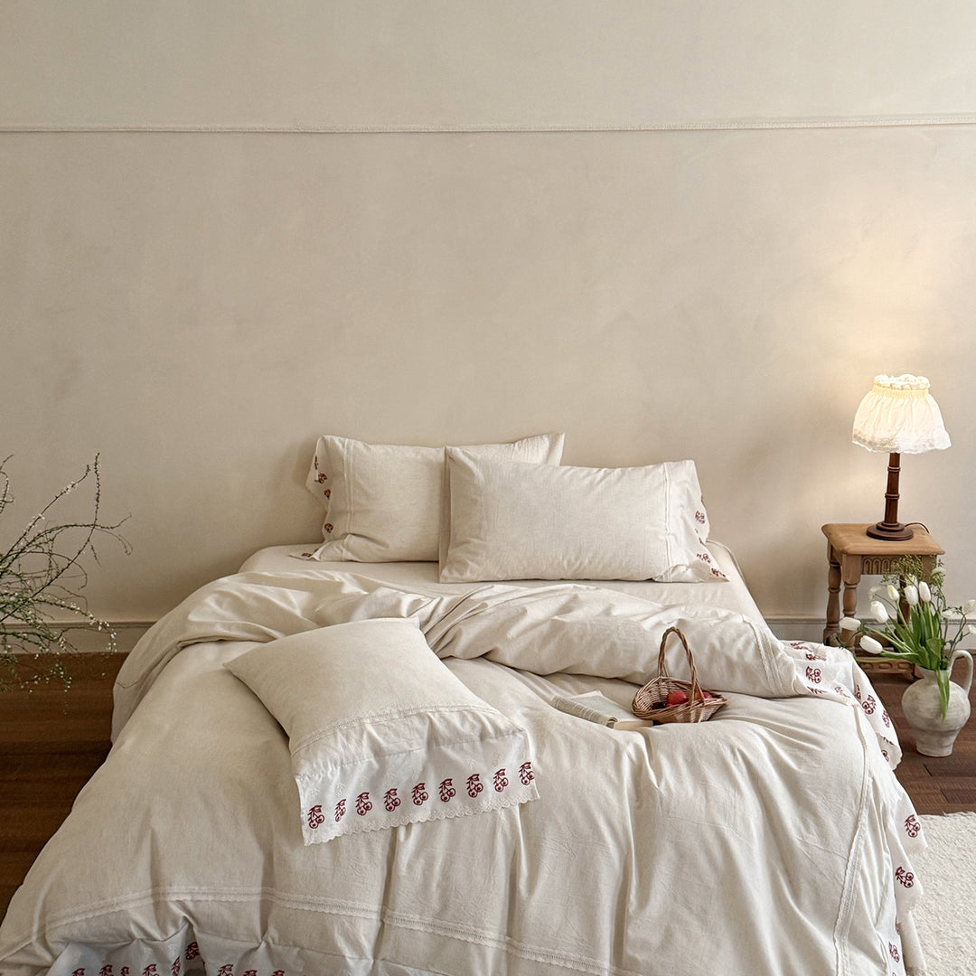 Linen bed linen set with embroidered lace borders