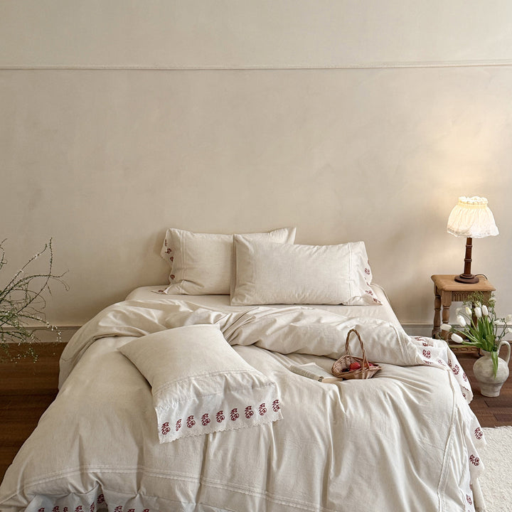 Linen bed linen set with embroidered lace borders