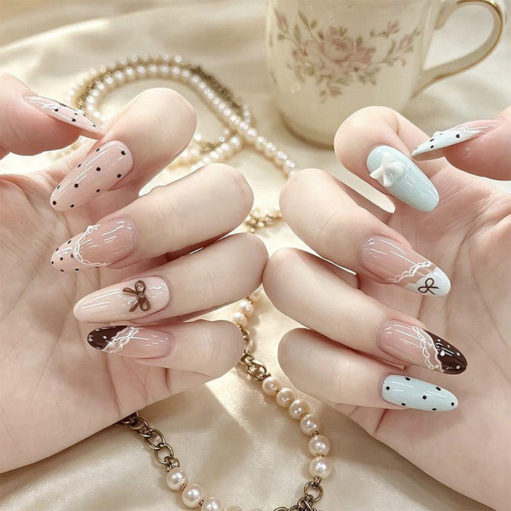 Artificial nail set with elegant accents and fine designs Kalsten