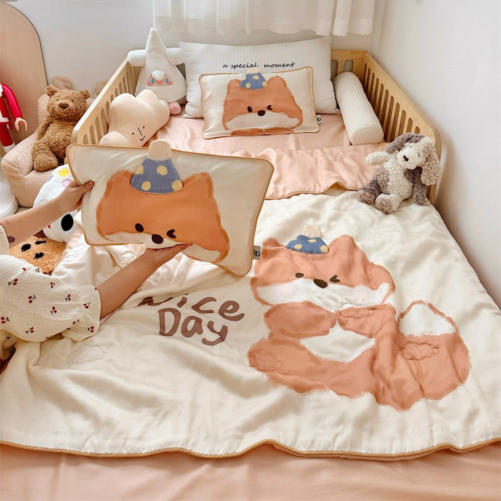 Reversible children's bedding set made of soft microfiber with large teddy bear print and quilted blanket