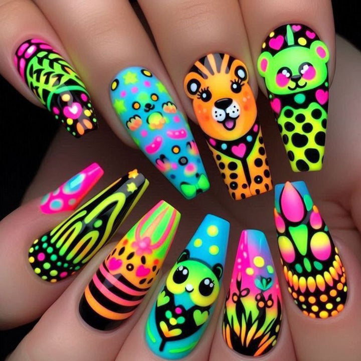Elegant Artificial Nails with Detailed Gold Decorations Kalsten